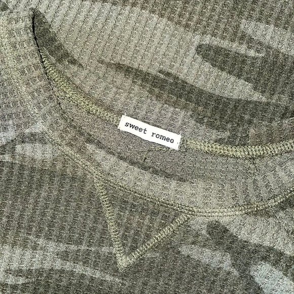 Sweet romeo thermal camo print shirt XS - Picture 4 of 5